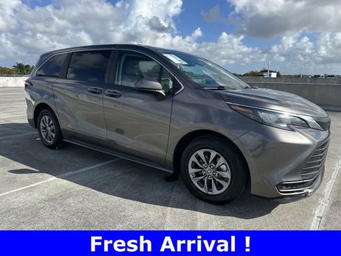 Used 2024 Toyota Sienna LE image 38