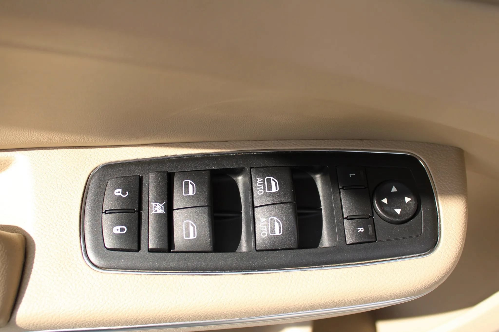 Used 2011 Chrysler 300 Limited w/ Sound Group RWD image 14