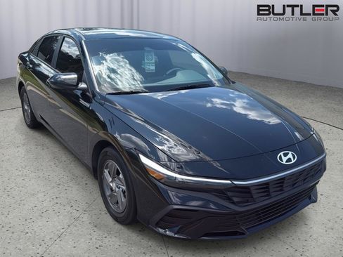 Used 2025 Hyundai Elantra SE FWD image 2