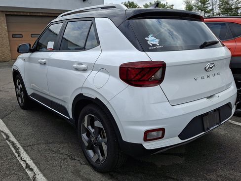 Used 2022 Hyundai Venue Limited w/ Cargo Package FWD image 3