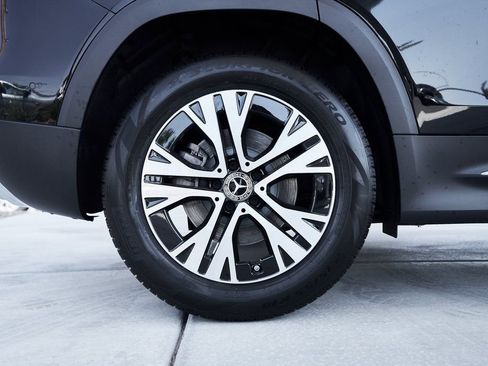 Used 2025 Mercedes-Benz GLB 250 4MATIC w/ Exclusive Package image 9