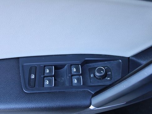 Used 2018 Volkswagen Tiguan SE FWD image 26