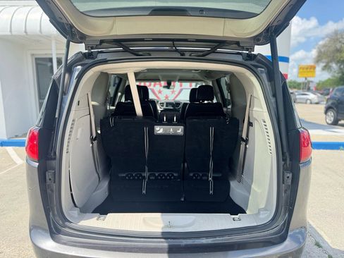 Used 2019 Chrysler Pacifica Touring-L FWD image 57