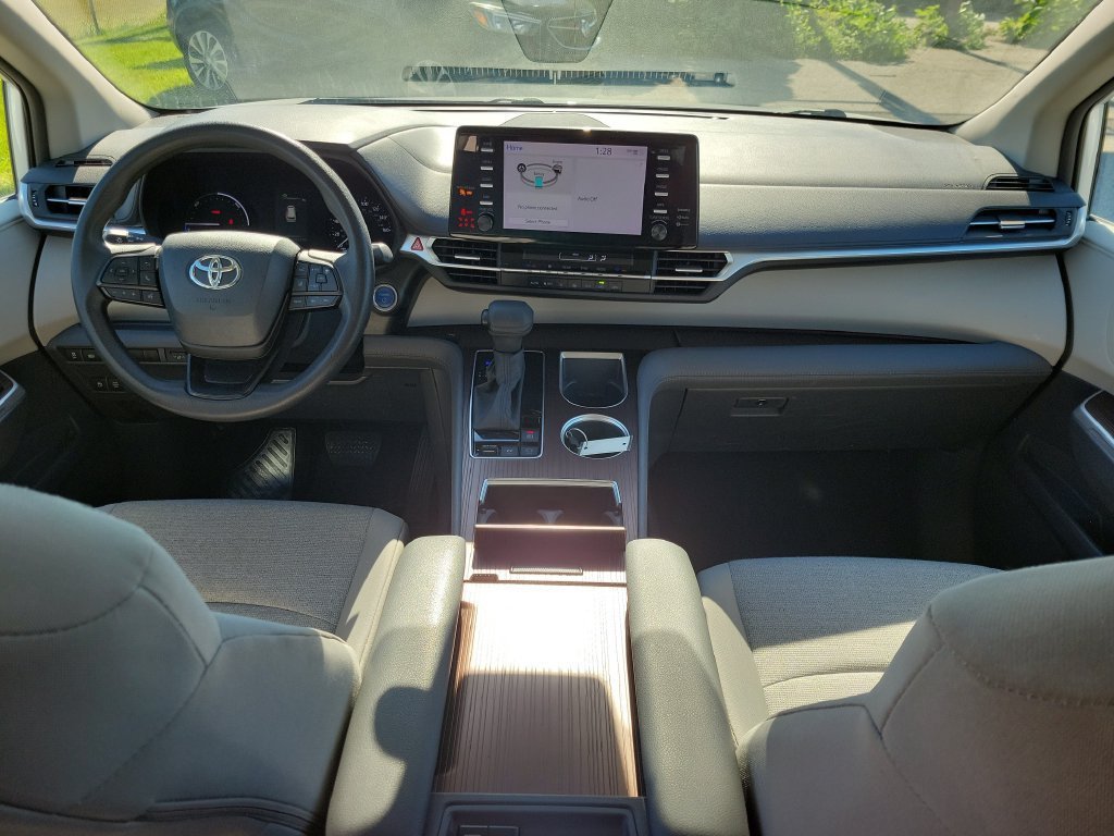 Used 2024 Toyota Sienna LE AWD/4WD image 11