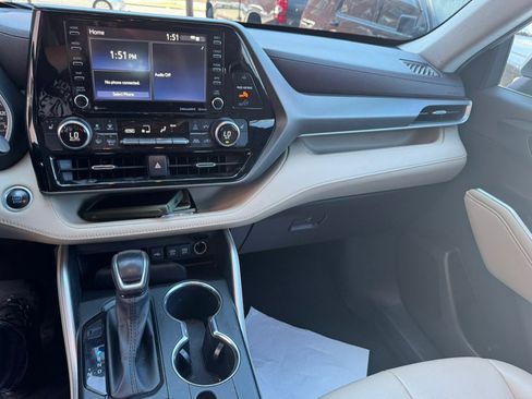 Used 2021 Toyota Highlander XLE AWD/4WD image 17