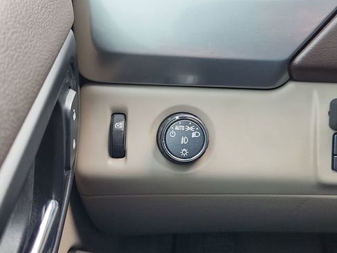 Used 2018 Chevrolet Suburban LT w/ LT Signature Package RWD image 17