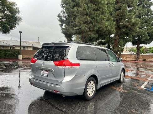 Used 2012 Toyota Sienna XLE image 26