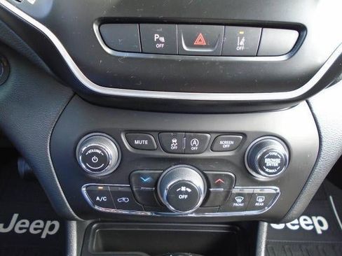 Used 2021 Jeep Cherokee Latitude Plus AWD/4WD image 15