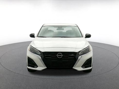 Used 2025 Nissan Altima 2.5 SV FWD image 2