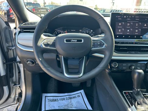 Used 2025 Jeep Compass Limited image 15