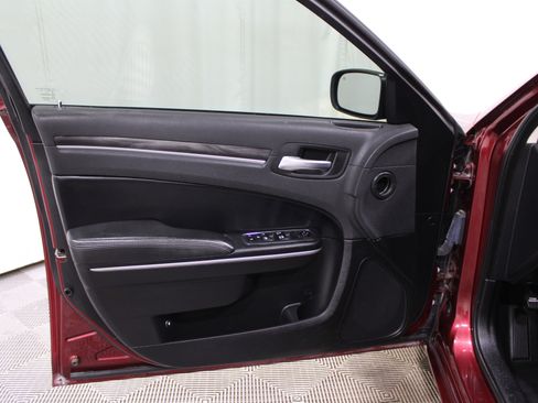 Used 2019 Chrysler 300 Touring w/ Sport Appearance Package image 6