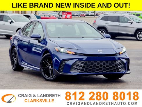 Used 2025 Toyota Camry SE image 1