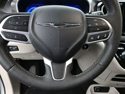 Used 2024 Chrysler Pacifica Touring-L image 20