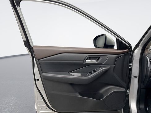 Used 2023 Nissan Rogue SV w/ SV Premium B Package image 9