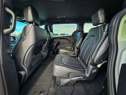 New 2026 Chrysler Pacifica Select image 32