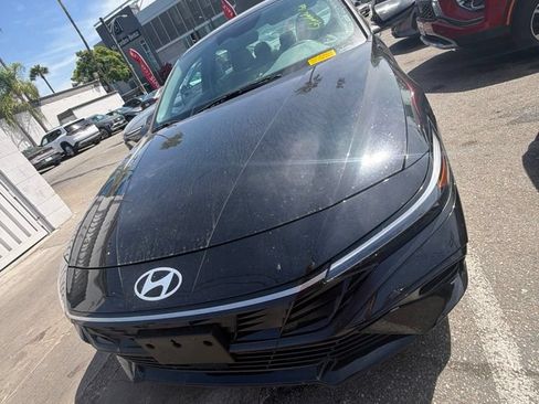 Used 2025 Hyundai Elantra SEL FWD image 2