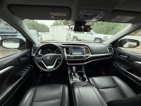 Used 2019 Toyota Highlander XLE FWD image 34