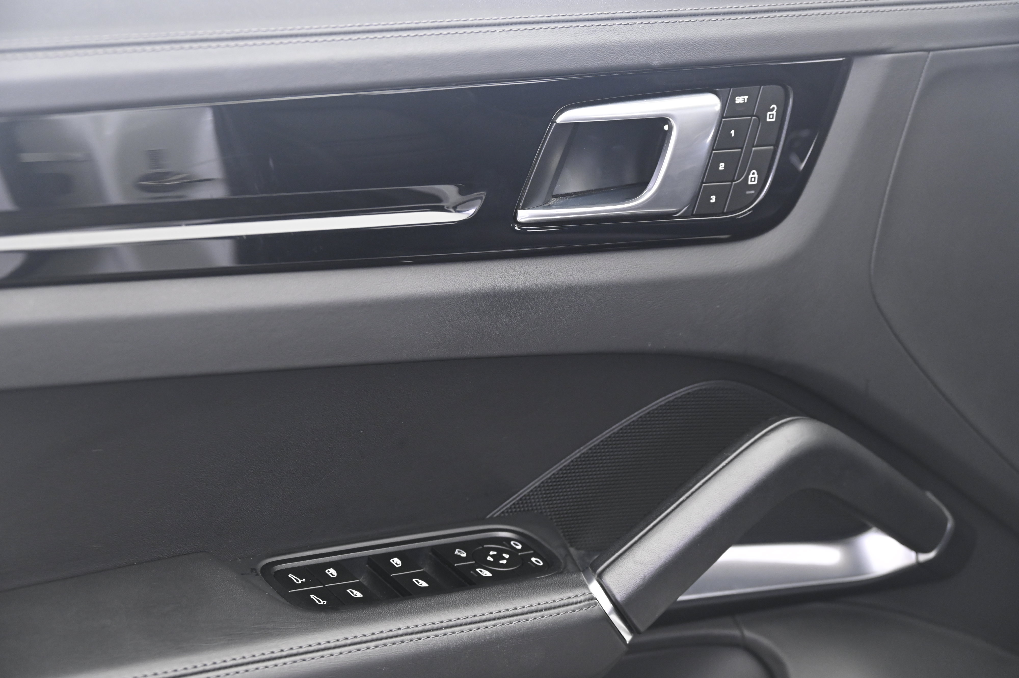 Certified 2023 Porsche Cayenne Turbo AWD/4WD image 27