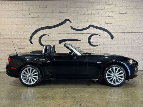 Used 2017 FIAT 124 Spider Lusso RWD image 3