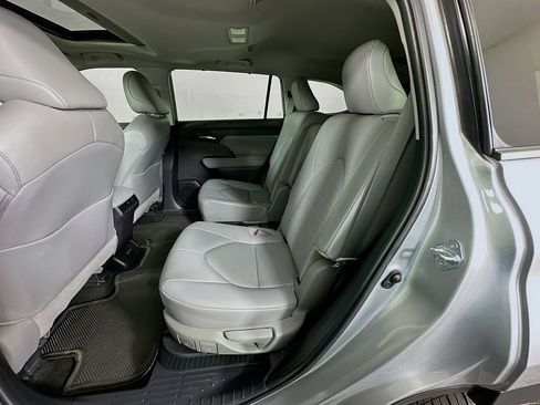 Certified 2024 Toyota Highlander XLE image 25