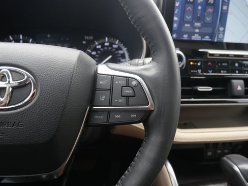Used 2021 Toyota Highlander Limited image 15