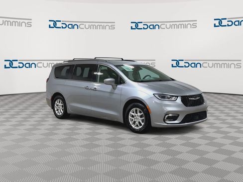 Used 2021 Chrysler Pacifica Touring-L FWD image 2