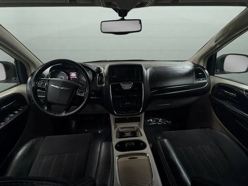 Used 2016 Chrysler Town & Country Limited FWD image 9
