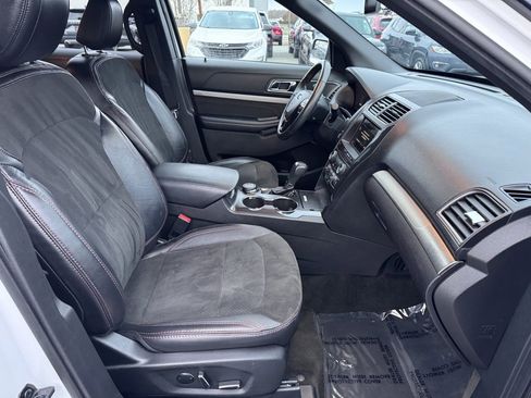 Used 2018 Ford Explorer XLT w/ Equipment Group 202A image 11