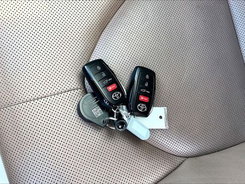 Certified 2024 Toyota Grand Highlander AWD image 15