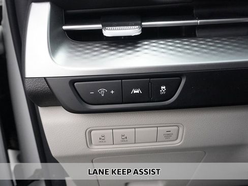 Used 2024 Kia Carnival LX FWD image 4