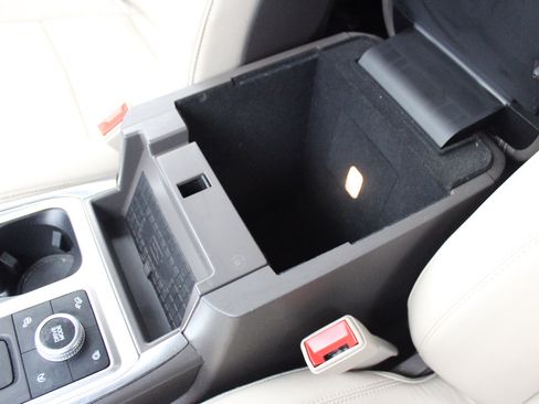 Used 2020 Ford Explorer Platinum w/ Premium Technology Package image 24