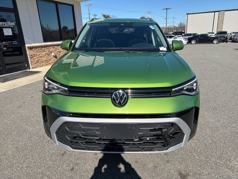 Used 2025 Volkswagen Taos SE w/ Black Wheel Package image 10