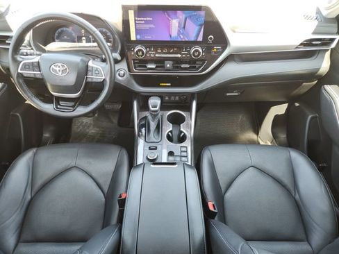 Used 2023 Toyota Highlander Platinum image 24
