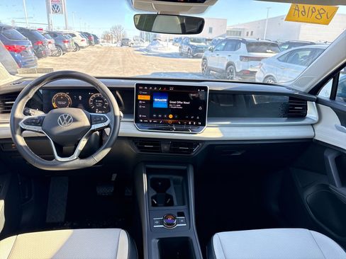 Used 2025 Volkswagen Tiguan SE AWD/4WD image 13