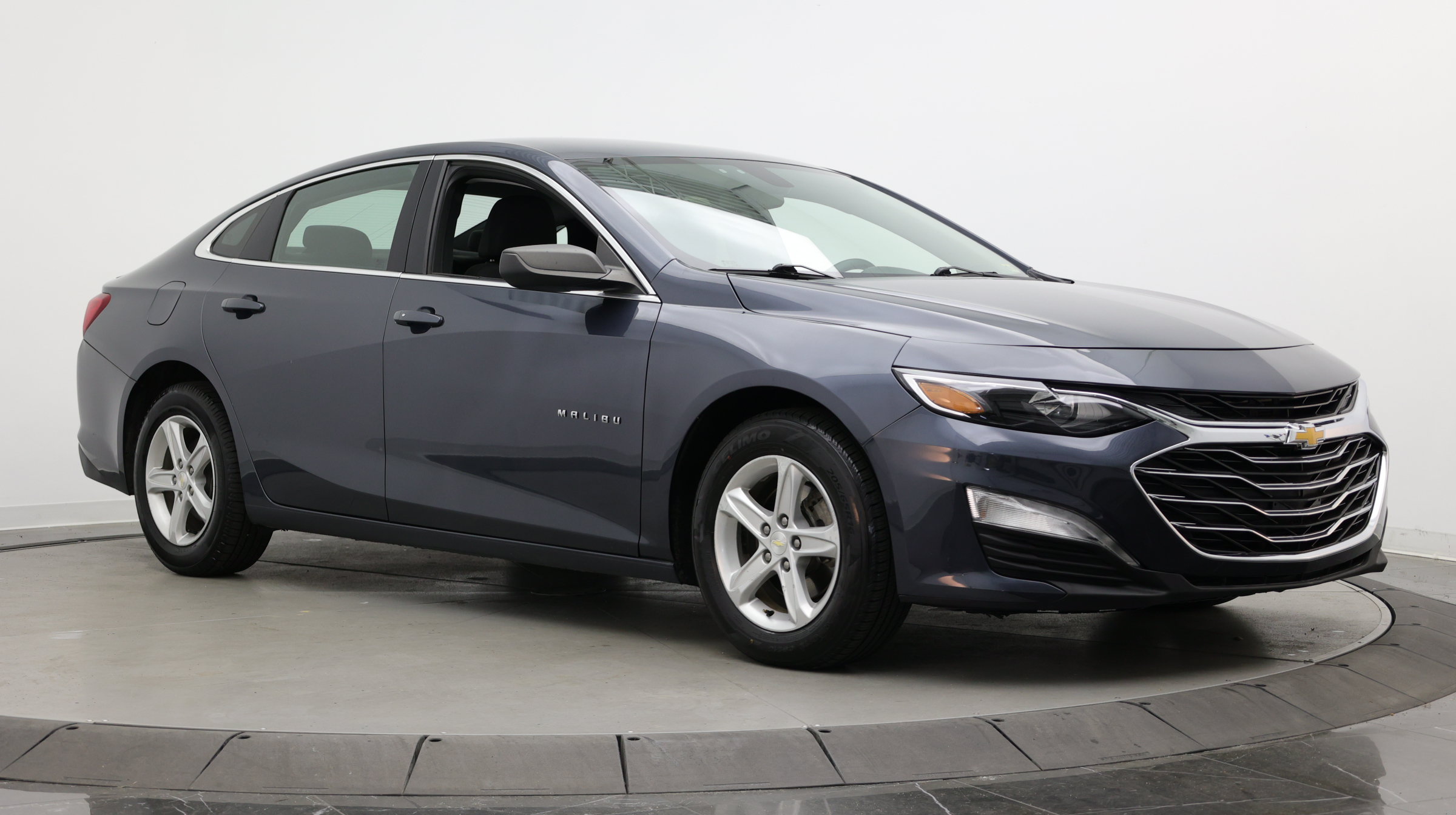 Used 2020 Chevrolet Malibu LS FWD image 3