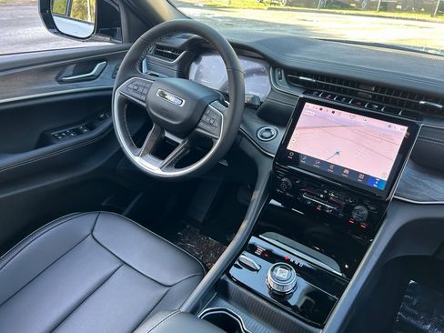 New 2025 Jeep Grand Cherokee Limited image 8