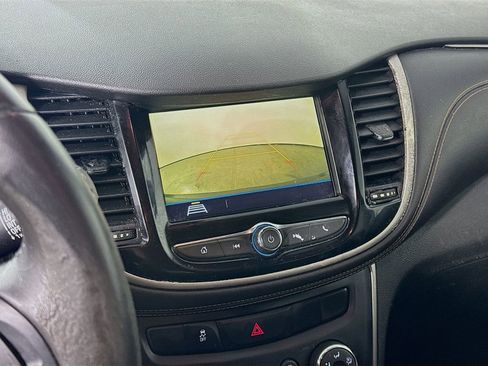 Used 2018 Chevrolet Trax LT w/ LT Convenience Package image 14