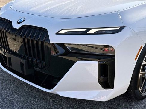 Used 2023 BMW 740i image 9