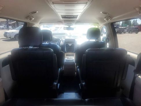 Used 2016 Chrysler Town & Country Touring FWD image 9