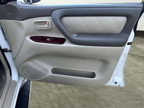 Used 2004 Toyota Land Cruiser image 27