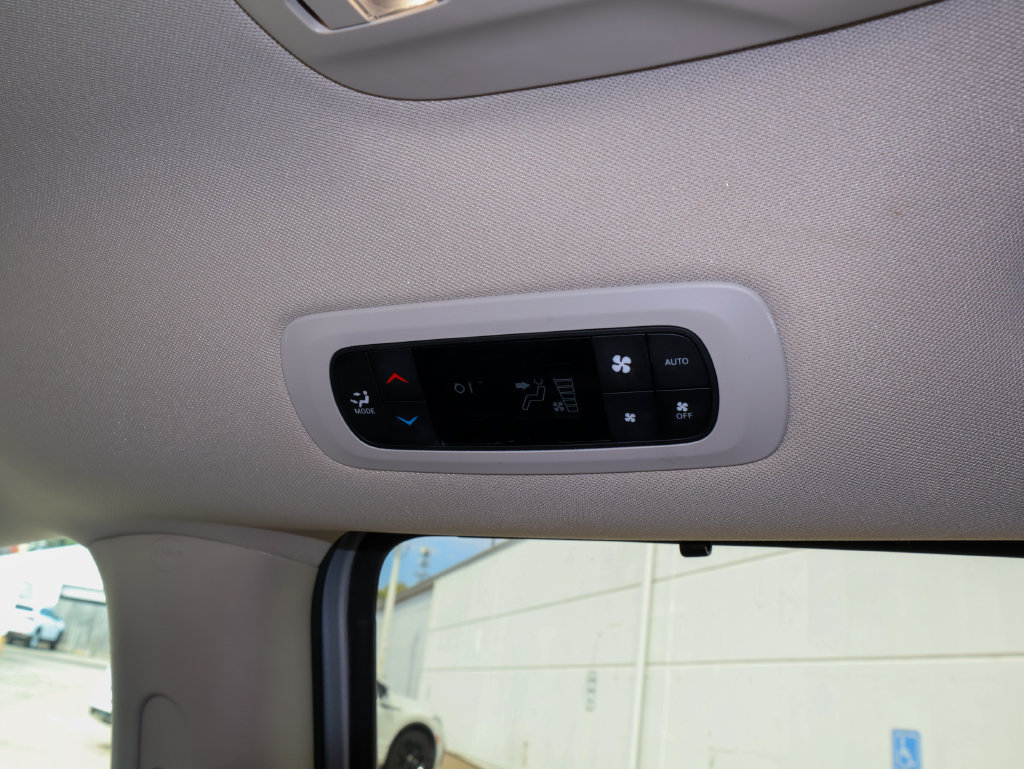 Used 2024 Chrysler Pacifica Touring-L FWD image 17