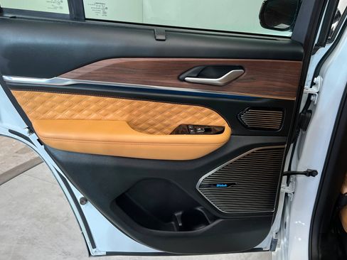 Used 2024 Jeep Grand Cherokee Summit w/ Advanced Protech Group IV AWD/4WD image 19