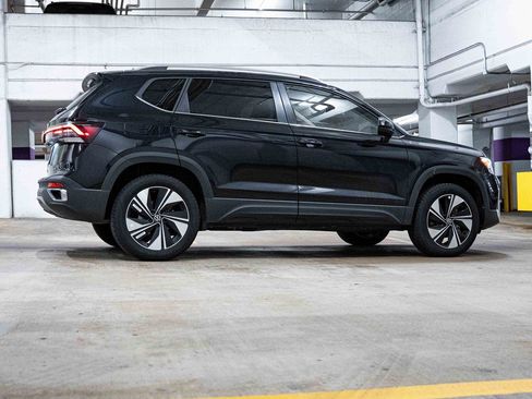 New 2026 Volkswagen Taos SE image 7