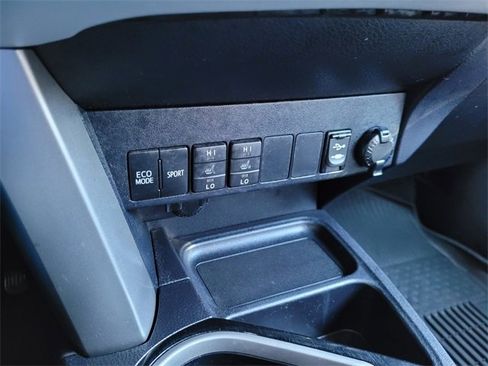 Used 2016 Toyota RAV4 Limited image 13