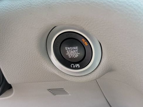 Used 2023 Chrysler Pacifica Touring-L FWD image 32