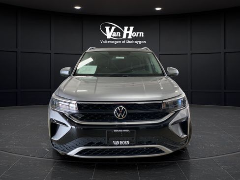Used 2022 Volkswagen Taos SE AWD/4WD image 2