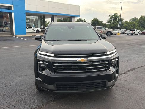 Used 2025 Chevrolet Traverse LT FWD image 8