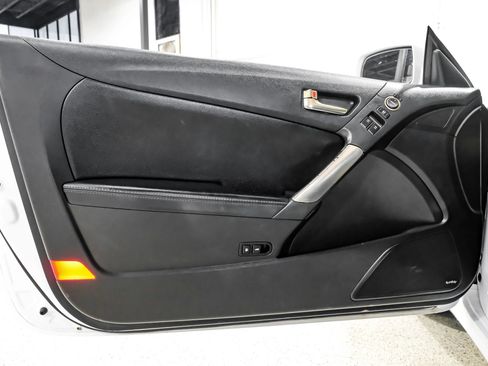 Used 2013 Hyundai Genesis 3.8 RWD image 40