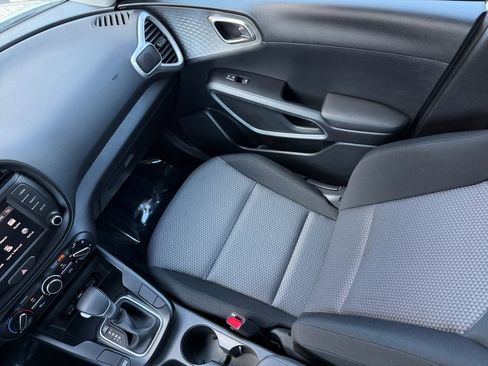 Used 2025 Kia Soul LX w/ LX Technology Package FWD image 16