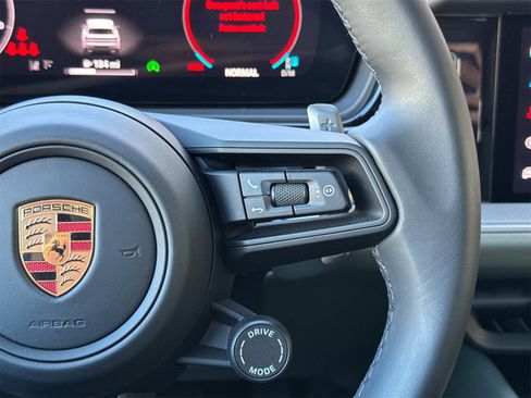 Used 2025 Porsche Cayenne image 27